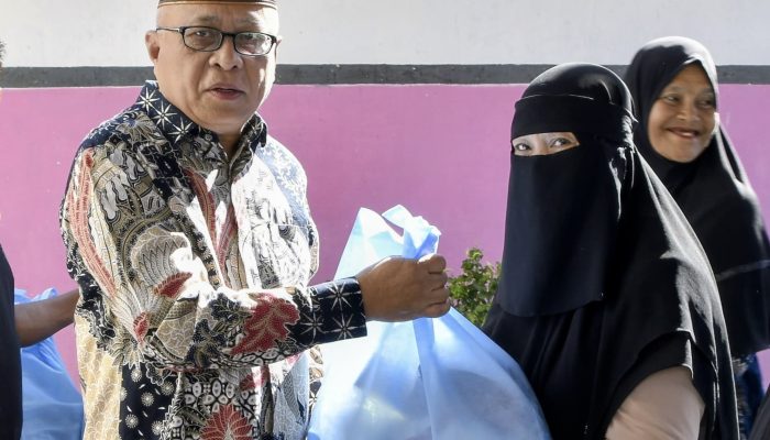 3.500 Paket Sembako Presiden untuk Warga Kecamatan Limboto di Serahkan Sofyan Puhi