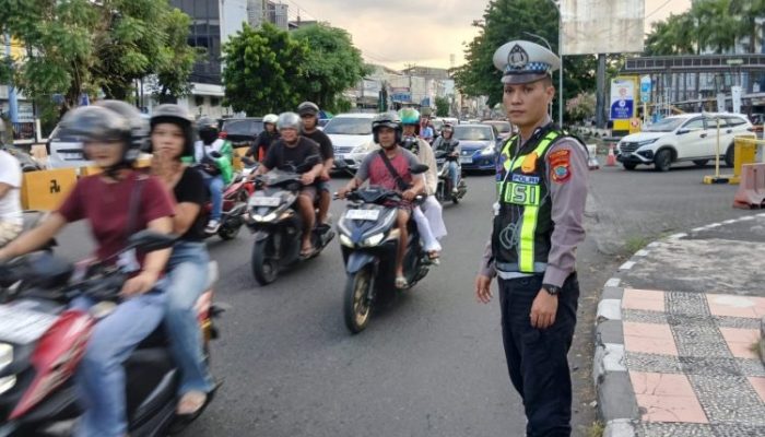 Polsek Wenang Cegah Kemacetan Arus Lalu Lintas di Jalan Walanda Maramis