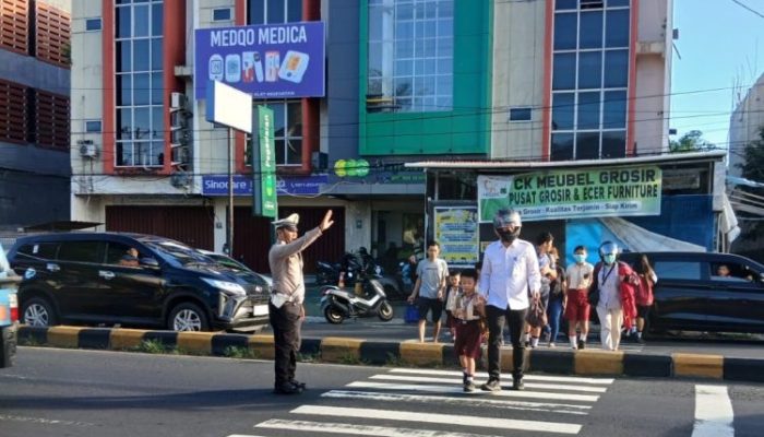 Pos Cakalang Polsek Malalayang Hadir di Titik Rawan Kemacetan, Arus Lalu Lintas Pagi Berjalan Lancar