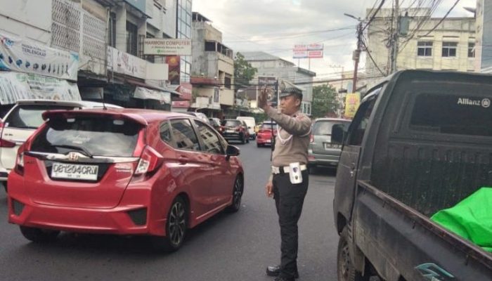 Pos Cakalang Sore, Polsek Wenang Hadirkan Kelancaran Arus Lalu Lintas di Jantung Kota Manado