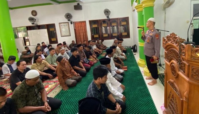 Ajak Warga Jaga Kerukunan, Kapolsek Wenang Gelar Kultum dan Dialog Bersama Jamaah