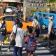 Humanis di Pagi Hari, Personel Polsek Malalayang Bantu Pelajar Menyeberang dan Urai Kemacetan