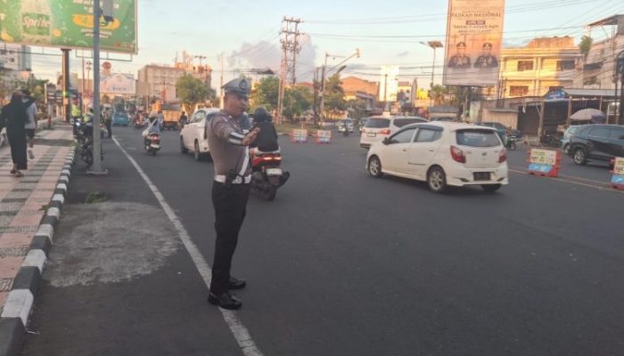 Polsek Malalayang Gelar Pos Cakalang Sore, Antisipasi Kemacetan di Jalan Wolter Monginsidi