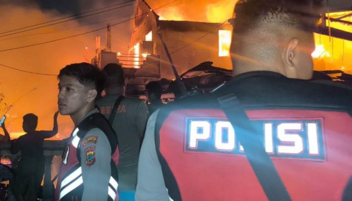 Polisi Evakuasi Warga dan Amankan Area Kebakaran di Pakowa