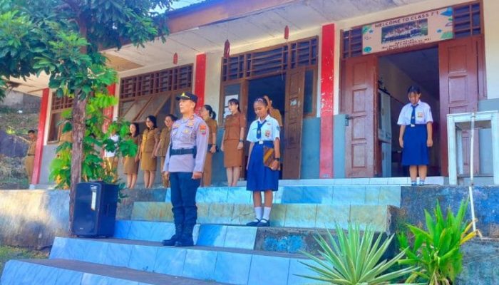 Police Goes to School, Wakapolsek Malalayang Jadi Pembina Upacara di SMP Negeri 8 Manado