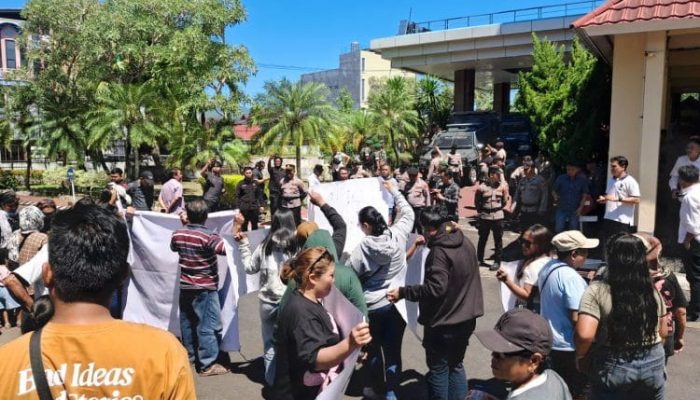 Pengamankan Aksi Unjuk Rasa Forum Perjuangan Masyarakat Kambahu di Kantor KPKNL