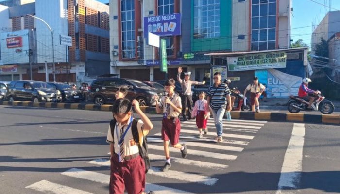 Pos Cakalang Pagi Polsek Malalayang Kawal Arus Lalu Lintas di Jalan Wolter Monginsidi
