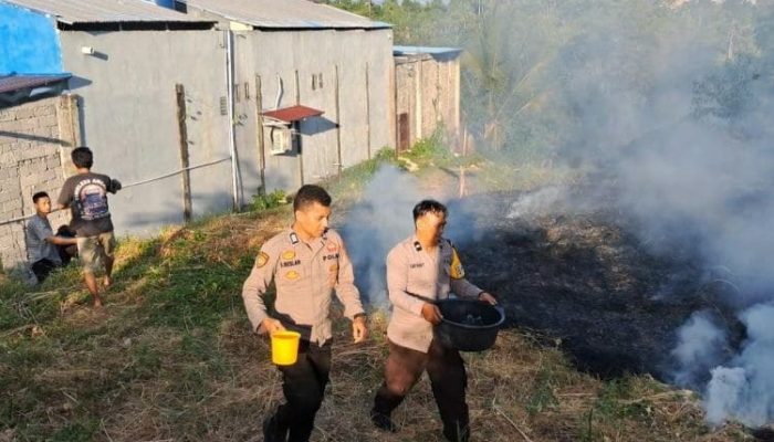 Respon Cepat Polisi Tangani Kebakaran Lahan di Kawasan Perumahan Sumompo Lestari