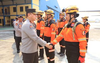 Polri Kembali Kirim Tim SAR dan Bantuan Logistik untuk Percepat Penanganan Gempa NTT