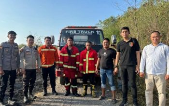Polsek Malalayang Bersama Damkar Cepat Padamkan Kebakaran Alang-Alang di Lahan Reklamasi