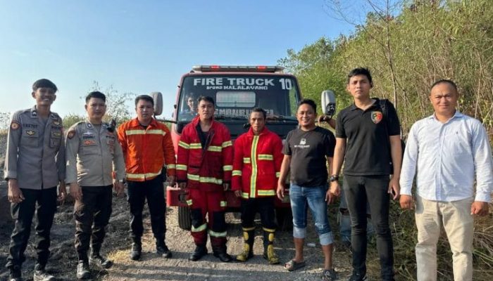Polsek Malalayang Bersama Damkar Cepat Padamkan Kebakaran Alang-Alang di Lahan Reklamasi