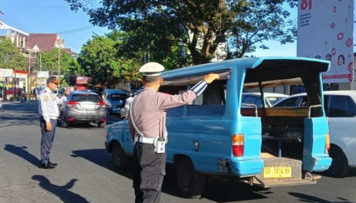 Tertibkan Microlet di Pintu Terminal, Kapolsek : Jaga Ketertiban dan Cegah Kemacetan