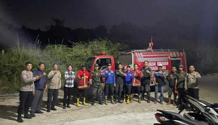 Polsek Wori, bersama TNI dan Damkar Berhasil Padamkan Kebakaran Lahan di Samping TPA Ilo-Ilo