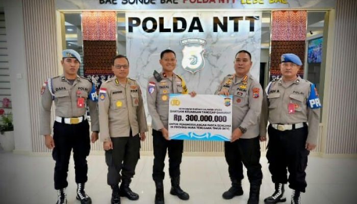 Bentuk Kepedulian, Polda Sulut Serahkan Bantuan Rp300 Juta Bagi Korban Gempa NTT