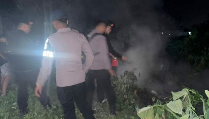 Cegah Kebakaran, Polsek Pineleng Padamkan Api di Lahan Pembakaran Sampah