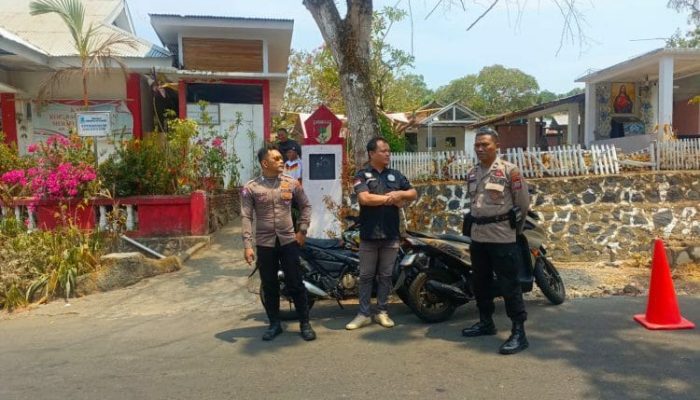 Patroli Jalan Kaki Polsek Bunaken Sasar Warga yang Berkumpul, Kamtibmas Tetap Kondusif