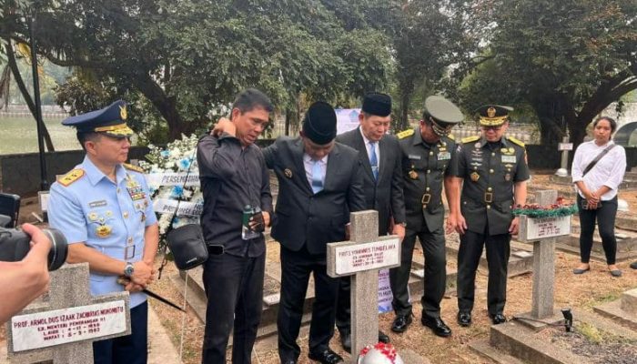 Detik-Detik Gubernur YSK Rangkul Taufik Tumbelaka yang Bersimpuh di Pusara Sang Ayah