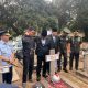 Detik-Detik Gubernur YSK Rangkul Taufik Tumbelaka yang Bersimpuh di Pusara Sang Ayah