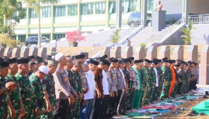 TNI-Polri Bersama Masyarakat Gelar Sholat Istisqa’ di Makodam XIII/Merdeka, Mohon Turunnya Hujan dan Keberkahan
