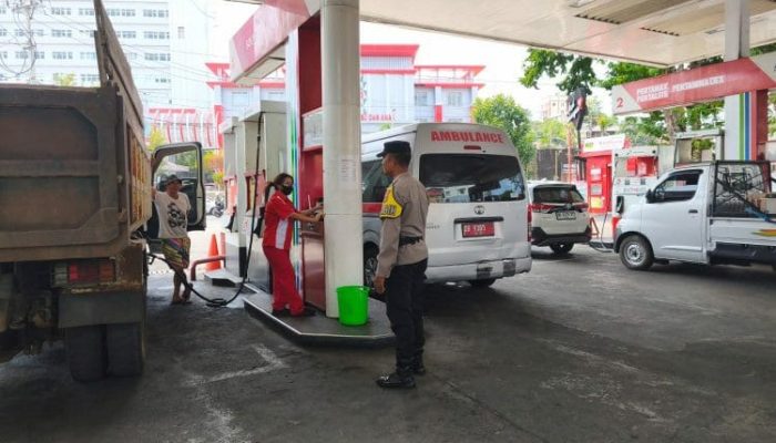 Polsek Sario Atur Antrean Kendaraan di SPBU, Cegah Penumpukan dan Kemacetan