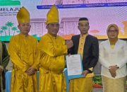 Gubernur Yulius Selvanus Serahkan SK Plt Bupati Bolaang Mongondow Utara ke Aditya Pontoh