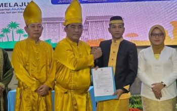 Gubernur Yulius Selvanus Serahkan SK Plt Bupati Bolaang Mongondow Utara ke Aditya Pontoh