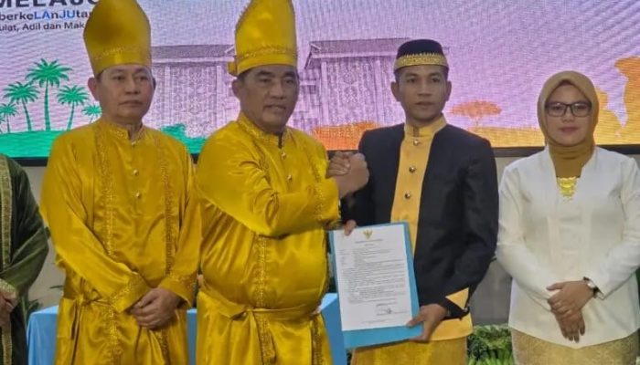 Gubernur Yulius Selvanus Serahkan SK Plt Bupati Bolaang Mongondow Utara ke Aditya Pontoh