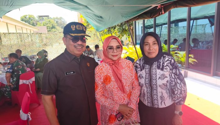 Didampingi Istri Tercinta, Letkol Purn Ruslan Gani Hadiri Pelantikan 326 Tamtama TNI AD di Bitung.