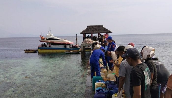 DIdukung SatPolairud Polresta Manado Polri Salurkan 64 Ribu Liter Air Bersih untuk Warga Kepulauan Bunaken