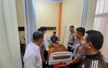 Sebagai Wujud kepedulian, Kapolsek Singkil Besuk Personel di RS Bhayangkara