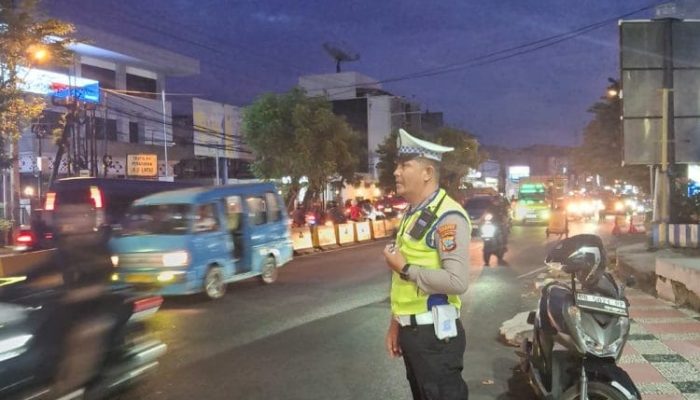Perkuat Layanan Pada Masyarakat, Polsek Malalayang Atur Arus Lalu Lintas Wolter Monginsidi Tetap Lancar
