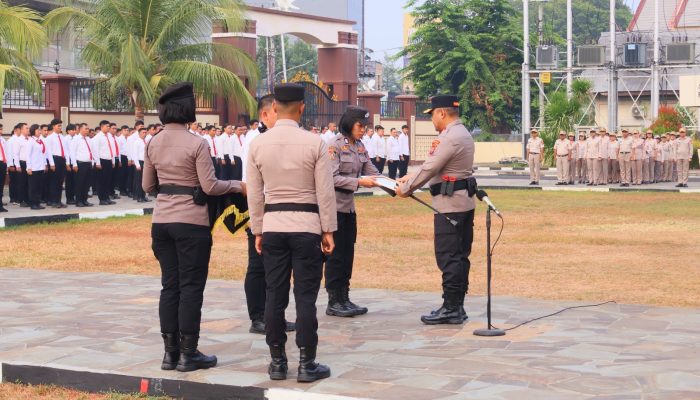 Kapolda Sulut Berikan Penghargaan kepada Personel Berprestasi, Tegaskan Komitmen Keseimbangan Reward dan Sanksi