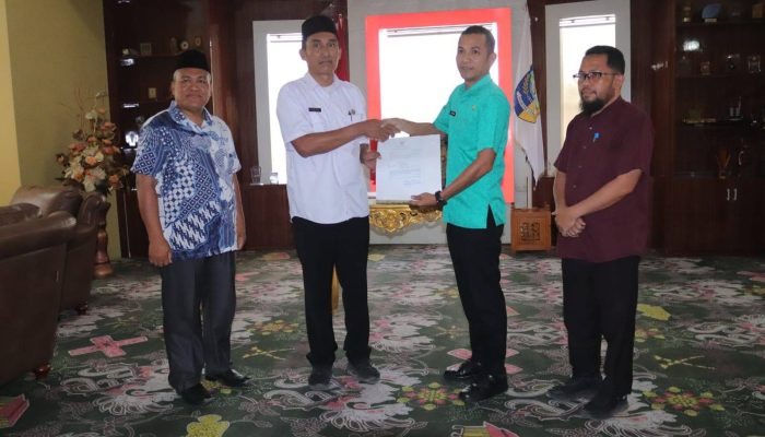 Bupati Tunjuk Iwan Tato Plt. Camat Sangkub dan Herman Tamasoleng Penjabat Sangadi Huntuk