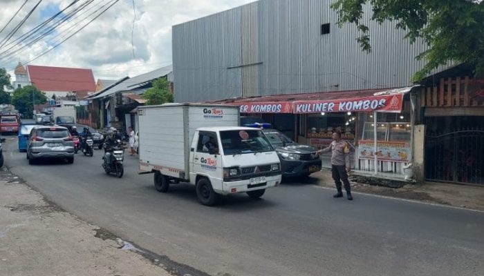 Polsek Singkil Tertibkan Antrean BBM di SPBU Kombos, Cegah Kemacetan di Jalan Arie Lasut