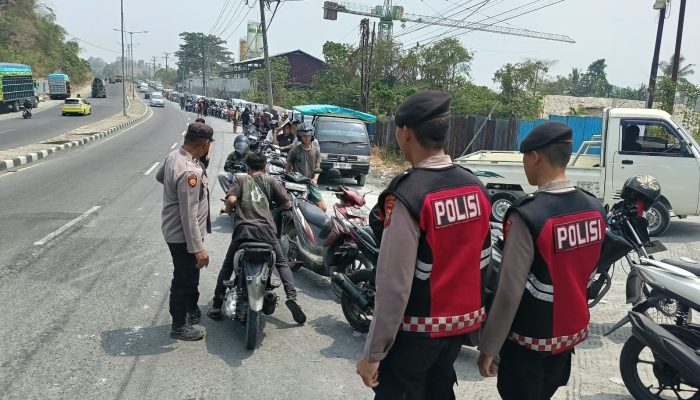 Polisi Turun Langsung Amankan Antrean Panjang BBM di Sejumlah SPBU di Sulawesi Utara