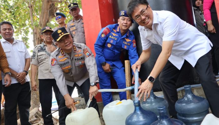 Bersama Walikota Manado Turun Lapangan Salurkan Air Bersih untuk Warga Siladen dan Pulau Manado Tua